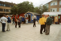 Partiernas valstugor på Tuna torg i september 2002. 