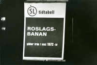 I juni 1973 visar SL:s tomma tidtabell att Roslagsbanans framtid är osäker.
•Fotografiet ingår i bildserien ”Vardagsliv i Vallentuna kommun” av Rachael Gough-Azmier & Gunilla Blomé, Haga Studios HB.