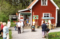 Äppellundens sommarcafé och minigolf låg på Mörbyvägen 5. Bostadshuset byggdes 1926 av Bertha och Henning Andersson och kallades Olofshov. Sedan kommunen köpt marken hade bland annat Moderaterna lokaler i huset. Trädgården kallades den sista tiden för Äppellunden. Här fanns ett litet sommarcafé som serverade enklare lunch och kaffe under trädgårdens äppelträd. Bostadshuset revs i april 2000 efter stora stridigheter om områdets utbyggnad.