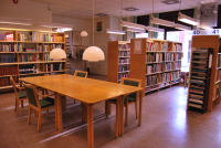 Bibliotekets lokaler i förvaltningshuset Tärningen i augusti 2012. Lokalhistoriska avdelningen, Vallentuniana. Biblioteket invigdes i Tärningen oktober 1982. Trettio år senare gick flytten till nybyggda lokaler i Vallentuna Kulturhus som invigdes i november 2012.