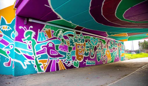 Muralmålning i gångtunneln vid Norrgården, målad av Streetcorner och elever i Rosendalsskolan Norra