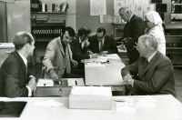 Valfunktionärer och väljare i vallokalen i Kårsta skola. Från vänster okänd, okänd, Arne Lundin, Gösta Hedlund, Erik Jansson, okänd och Bengt Lilje.
•Fotografiet ingår i bildserien ”Vardagsliv i Vallentuna kommun” av Rachael Gough-Azmier & Gunilla Blomé, Haga Studios HB.