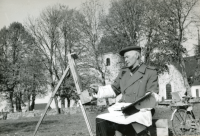 Ture Malmberg, konstnär från Åland, sitter med sitt staffli framför Vallentuna kyrka och målar. Han var på besök hos Arne Lindström i villa Marieborg. Ture Malmberg målade tavlor till många vallentunabor som ville ha motiv från hembygden. 