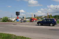 Biltrafik vid järnvägskorsningen söder om Vallentuna station. Korsningen kallades i folkmun för ”Röda korset” eftersom det ofta blev stopp och långa köer. Korsningen ersattes av en planskild korsning med järnvägsbro som stod klar runt 2013. 