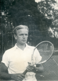 Arne Lindström från villa Marieborg spelar tennis.
