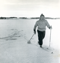 Edit Lindström från villa Marieborg i centrala Vallentuna åker skidor på Vallentunasjön. Edit var lärarinna i Hjälmsta skola.