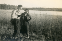 Arne Lindström med okänd dam, troligen vid Vallentunasjön. Eventuellt studerar de en karta.