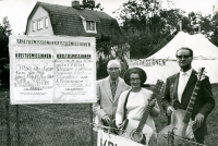 Kristusmissionens tältkampanj på Sommarvägen 19 i Vallentuna. Thure Lundblad, Augustin Winther och Maij Yngwén.
•Fotografiet ingår i bildserien ”Vardagsliv i Vallentuna kommun” av Rachael Gough-Azmier & Gunilla Blomé, Haga Studios HB.