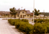 Vallentuna stationshus med Banvägen i förgrunden. I bakgrunden skymtar Tellus Maskin AB. Stationshuset rivs den 14 augusti 1972. 