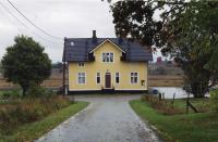 Frösunda stationshus med gulmålad träpanel. När huset byggdes 1885 var timmerfasaden målad med röd slamfärg. Så småningom fick huset en utanpåliggande panel som målades gul. Sedan 2017 har Frösunda hembygdsföreningen, som äger stationshuset, arbetat med återställande till byggnadens ursprung med snickarglädje och rödfärg.