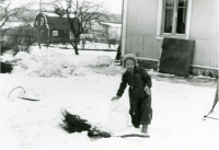 Agneta Henningsson gift Nohrlander, i snön utanför Villa Klippan på Banvägen vintern 1956-57. I huset till vänster i bakgrunden bodde familjen Wickström.