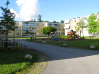 Flerfamiljshus och en lekpark i bostadsrättsföreningen Norrgården.