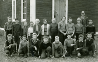 Klass 5 och 6 i Kårsta skola (storskolan), läsåret 1957-1958.
Från vänster, övre raden: Torbjörn Eriksson, Roland Eriksson, Birgitta Forsberg, Maud Brännlund, Eva Andersson, Marianne Ljungstedt, Maj Forsman, Lena Lundin, Britt-Mari Wennberg, Monica Esterling, läraren Halvar Hedler och Åse Hellberg.
Nedre raden: Tommy Söder, Bengt Johansson, Lennart Jansson, Olle Sjöblom, Tommy Sand, Alf Eriksson, Anders Lindgren och Tommy Jansson.
Uppgifter och original: Roland Eriksson