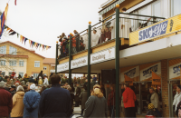 Invigning av firandet "800 år Vallentuna 1998" vid Paviljongen på Tuna torg den 25 mars 1998. Folk har samlats för att bland annat lyssna på landshövding Ulf Adelsohn och kommunalrådet Birgitta Almlöf som invigningstalar. 

800-årsjubileet 1998 firades med anledning av Vallentunakalendariet från 1198, som kan vara den äldsta boken präntad i Sverige.