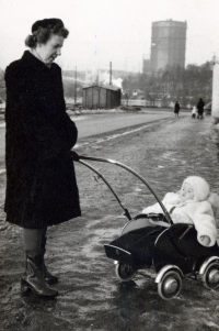 Siri Holm, gift med Birger Holm född 1901-08-11, med barnbarn i barnvagn. Familjen bodde på gärdet i Stockholm. Gasklockan i bakgrunden.