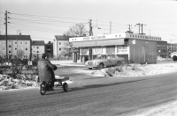 Pias gatukök vid Vallentuna station. I bakgrunden till vänster syns flerfamiljshusen vid Centralvägen, till höger skymtar Tunahuset.
•Fotografiet ingår i bildserien ”Vardagsliv i Vallentuna kommun” av Rachael Gough-Azmier & Gunilla Blomé, Haga Studios HB.