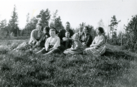 Bakre raden från vänster Maria "Mia" Bergqvist, Sven Pettersson (gift med Helga Bergqvist), Isidor Bergqvist, Simon Bergqvist, Rosa Bergqvist och Helga Bergqvist. Barnen Henry, Bertil och Ulla är barn till Hulda och Helge Bergqvist (bror till Rosa och Hugo Bergqvist, Gunby). Troligen fotat vid gården Gunby i Brottby.