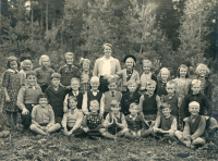 Skolfotografi Hjälmsta skola. Lärarinnan Edit Lindström fotograferas med klassen. Uppgift om fotoår saknas men troligen 1940-talet.