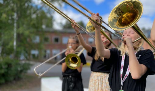 Barn som spelar trombon