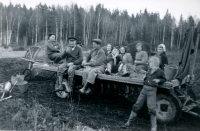 Rast vid potatisupptagningen, troligen vid Fastarby där Ester och Severin Karlsson bodde. Esters mamma var Olga Bergqvist, syster till Hugo Bergqvist från Gunby, Össeby-Garn. På marken bakom vagnen står nr 2 Svea Eriksson, Strömsängen. Sittande på vagnen längst fram nr 3 Isidor Bergqvist, Ester och Severin Karlsson.