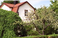 Mörbyvägen 3 i det så kallade trädgårdskvarteret som revs 2000. Huset byggdes 1923 som bostad för K E Karlsson med familj. Fastighetsbeteckning Rickeby 1:67. Till vänster syns den vackra hängalmen som inhyste bord, belysning och infravärme. Almen planterades av K E Karlssons hustru men flyttades sedan till ny plats längre västerut eftersom Mörbyvägens nya sträckning gick rakt igenom almen. Trots stora protester revs trädgårdskvarteret, det sista området i Vallentuna som visade på den villastad samhället en gång varit. De nya husen började byggas av Skanska sent under hösten 2000.