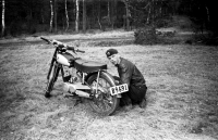 Per-Olof Karlsson med motocykeln vid Nibble, Kårsta. Uppgift om fotoår saknas men troligen mitten av 1950-talet.