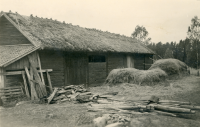 Kråktorp ligger utmed vägen mellan Lindholmens gård och Vada, strax öster om Södertorp.