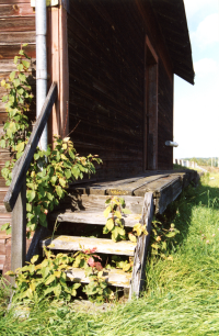 Lastkajen på godsmagasinet vid Frösunda järnvägsstation före renoveringen 1999. 
Stationsmiljön i Frösunda, med stationshuset, Stinsens tvättstuga och godsmagasinet, är ett mycket väl bevarat exempel på hur det såg ut här förr. Det stora godsmagasinet invid rälsen användes av järnvägsbolaget för att förvara styckegods som sedan skulle fraktas vidare med tåg. 

Godsmagasinet finns redovisat på en järnvägskarta från mitten av 1880-talet och är alltså jämnårigt med Roslagsbanan. Byggnaden är unik då Länsstyrelsen inte känner till något motsvarande godsmagasin från denna tid i Stockholms län. I slutet av 1990-talet tog Frösunda hembygdsförenings beslut om ett bevarande av magasinet. Föreningen ansökte om pengar för det falsade plåttaket, vilket beviljades hos Länsstyrelsen. Takarbetet och målning av byggnaden utfördes ideellt av människor i bygden. Fasadens färgsättning återskapandes med utgångspunkt från gamla färglager som skrapades fram närmast träet.