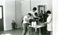 Össeby-Garns skola, dokumenterad en av de sista dagarna innan skolverksamheten läggs ner. Skollunch serveras i f.d Össeby kommuns kommunalkontor. Läraren Christer Bromander hjälper till med serveringen.
•Fotografiet ingår i bildserien ”Vardagsliv i Vallentuna kommun” av Rachael Gough-Azmier & Gunilla Blomé, Haga Studios HB.
