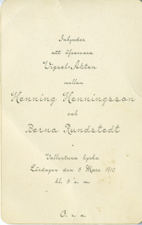 Inbjudningskort till vigseln mellan Henning Henningsson och Berna Rundstedt. Text på kortet: "Inbjudes att övervara vigselakten mellan Henning Henningsson och Berna Rundstedt i Vallentuna kyrka Lördagen den 5 mars 1910 kl. 5 e. m. O.s.a."
Barnmorskan Berna Henningsson och banmästare Henning Henningsson flyttade efter giftermålet in i villa Klippan i Vallentuna.