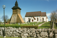 Orkesta kyrka från 1100-talet och klockstapeln. 