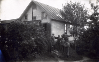 Andre man från höger är Evert Holm född 1903. Förmodligen är bilden tagen hos Franzén vid möbelsnickarutbildningen i Frösunda. 

Bild med anknytning till familjen Holm i Markim.

EFTERLYSNING! Hör av dig till bildarkivet om du har mer information om bilden.