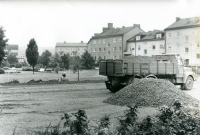 Anläggningsarbete för nya parkeringsplatser vid Kommunalhusparken pågår i september 1973.
•Fotografiet ingår i bildserien ”Vardagsliv i Vallentuna kommun” av Rachael Gough-Azmier & Gunilla Blomé, Haga Studios HB.