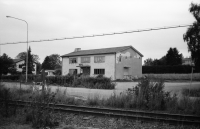 Centrumbio i Vallentuna centrum sett från Industrivägen. Huset byggdes 1938-1939. Här visade Henry och Inga Tonman film. 1980 tog Stiftelsen Centrumbio över verksamheten och från 1988 drevs biografen av IOGT-NTO:s Våra gårdar, Den sista filmen som visades här, den 10 mars 2013, var "Små citroner gula".
•Fotografiet ingår i bildserien ”Vardagsliv i Vallentuna kommun” av Rachael Gough-Azmier & Gunilla Blomé, Haga Studios HB.
