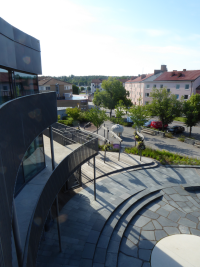 Till vänster Vallentuna Kulturhus och bibliotek med vy över Kulturhusparken från balkongen plan 2. Till höger syns bostadshusen längs Skördevägen.
Vallentuna Kulturhus och bibliotek ligger vid Allévägen, mitt i Vallentuna centrum. Huset invigdes hösten 2012 och de ljusa, rymliga lokalerna på drygt 2000 kvadratmeter rymmer ett stort och modernt bibliotek, utställningshallar, kreativ verkstad, café och flera scener. Här bedrivs verksamhet av främst kulturförvaltningen och fritidsförvaltningen, men också av föreningsliv, studieförbund och andra aktörer. Huset är ritat av Lars Gauffin på Nyréns arkitektkontor. Stockholms läns hembygdsförbunds nybyggnadspris tilldelades Vallentuna Kulturhus 2013. Library Ranking Europe (LRE) har gett Vallentuna bibliotek fem stjärnor av sex möjliga, med omdömet "excellent" åren 2017 och 2018. 