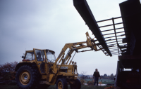 Väsby kvarn får nya vingar som ersätter de tidigare vingarna som förstördes redan 1969 under en storm. Hösten 1982 anlände de nya vingarna på lastbil.