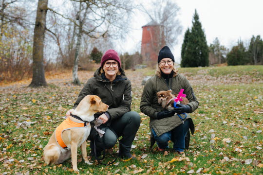 Hanna och Annica med sina hundar vid Kvarnen i Vallentuna och Vallentunasjön en höstdag. 