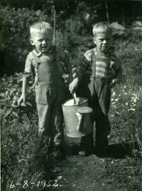 Lennart Holm och Gunnar Wetterqvist med vattenkanna.