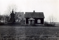 Klockargården i Markim. Markim kyrka och klockstapeln i bakgrunden.