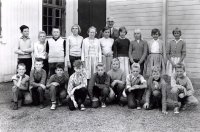 Läraren Vilhelm Kant med klass 5. Övre raden från vänster: Tage Algren, Arne Wallen, Jan Lundkvist, Ann-Marie Samuelsson, Vera Berggren, Ann-Charlotte Johansson, Christine Bengtsson, Ann-Katrin Eriksson, Birgitta Eriksson, Lena Samuelsson. Nedre raden från vänster: Anders Johansson, Nils-Erik Andersson, Rolf bredberg, Clas-Börje Idman, Hans-Göran Edbom, Göran Åkerberg, Lennart Holm, Klas Johansson, Claes Andersson.Läsåret 1959-1960.