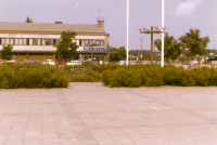 Tuna torg och Konsums skylt på Torghusets fasad vid Allévägen. 
Torghuset "Konsumhuset" byggdes 1965. Konsumaffären låg i bottenplanet, på övervåningen fanns Vallentuna bibliotek och Försäkringskassan. I samband med att nya Domushuset och Tärningen byggdes 1982 döptes huset till Torghuset med flera olika affärer i bottenplanet.