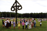 Midsommarfirande i Frösunda. Dans runt midsommarstången.