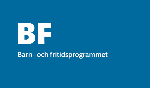 Kornblå bakgrund med Barn och fritidsprogrammets namn och initialer i vit text.