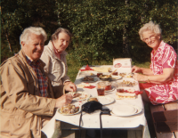 Från vänster, Sten-Erik Lindström, hans fru Karin Lindström och till höger Margareta "Lillan" Thomsson född Lindström från Vallentuna äter surströmming vid Angarnssjöängen.

Sten-Erik Lindström föddes 1908 och växte upp i villa Marieborg i centrala Vallentuna.