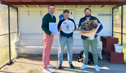 Årets Vallentunabo 2024 Leif Jansson får utmärkelsen av Johan Skog och Magnus Isberg.