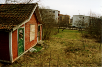 Gammalt uthus i centrala Vallentuna. Uthuset var en av de sista byggnaderna som revs i det gamla villaområdet väster om Vallentuna centrum innan servicehuset / äldreboendet Augustendal byggdes på dess plats på Stendösvägen. Uthuset låg vid stenmuren som fortfarande finns kvar mellan Augustendal och Sörgården. "Gula villan" på Sommarvägen 23 är i dag, 2022, en rest av det gamla villaområdet som revs.
