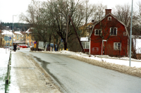 I det röda huset till höger med adress Mörbyvägen 7, låg tidigare second hand-butiken Loppan. Fastighetsbeteckningen var Rickeby 1:127. I huset bodde en gång familjen Adolfsson, varför äldre Vallentunabor kallade huset "Adolfssons". Under senare år var huset känt som "Loppan". Huset låg i det så kallade trädgårdskvarteret som revs i april 2000 efter stora protester eftersom husen i kvarteret var de sista som visade på den villastadsbebyggelse som tidigare fanns i centrala Vallentuna. Loppan-butiken huserade tidigare i en fastighet på Sommarvägen 23 som revs hösten 1985 inför byggstart av flerfamiljshus i kvarteret.