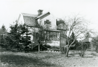 Villa Klippan på Banvägen i Vallentuna byggt 1908. Fastighetsbeteckning Rickeby 1:16. 1910 köptes huset av banmästare Henning Henningsson och hans hustru barnmorskan Berna, född Rundstedt. De gifte sig 1910, samma år föddes äldsta sonen Helge. På platsen finns sedan 1969 förskolan Videgården. 1960-tal?