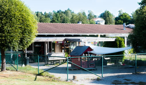 Bild på framsida ingång av Montessoriförskolan Delfinen