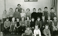 Klass 3 och 4 i Kårsta skola mellanskolan, läsåret 1954-1955.
Från vänster, övre raden: Sirkka Forsberg, Inger Andersson, Lisbeth Hedlund, lärarinnan Anna Sjöblom, Anita Wennström, Åsa Ahlgren, Torbjörn Eriksson, Björn Nyberg, Per Wallin och Lars Wallin.
Mittenraden: Lena Lundin, Ingrid Wennström, Britt-Mari Wennberg, Marianne Ljungstedt, Anita Johansson, Roland Eriksson, Bernt Öhman, Tommy Söder, Åke Jansson och Clarence Söderström.
Sittande: Anders Lindgren, Urpo Tanskanen och Lennart Jansson.
Uppgifter och original: Roland Eriksson